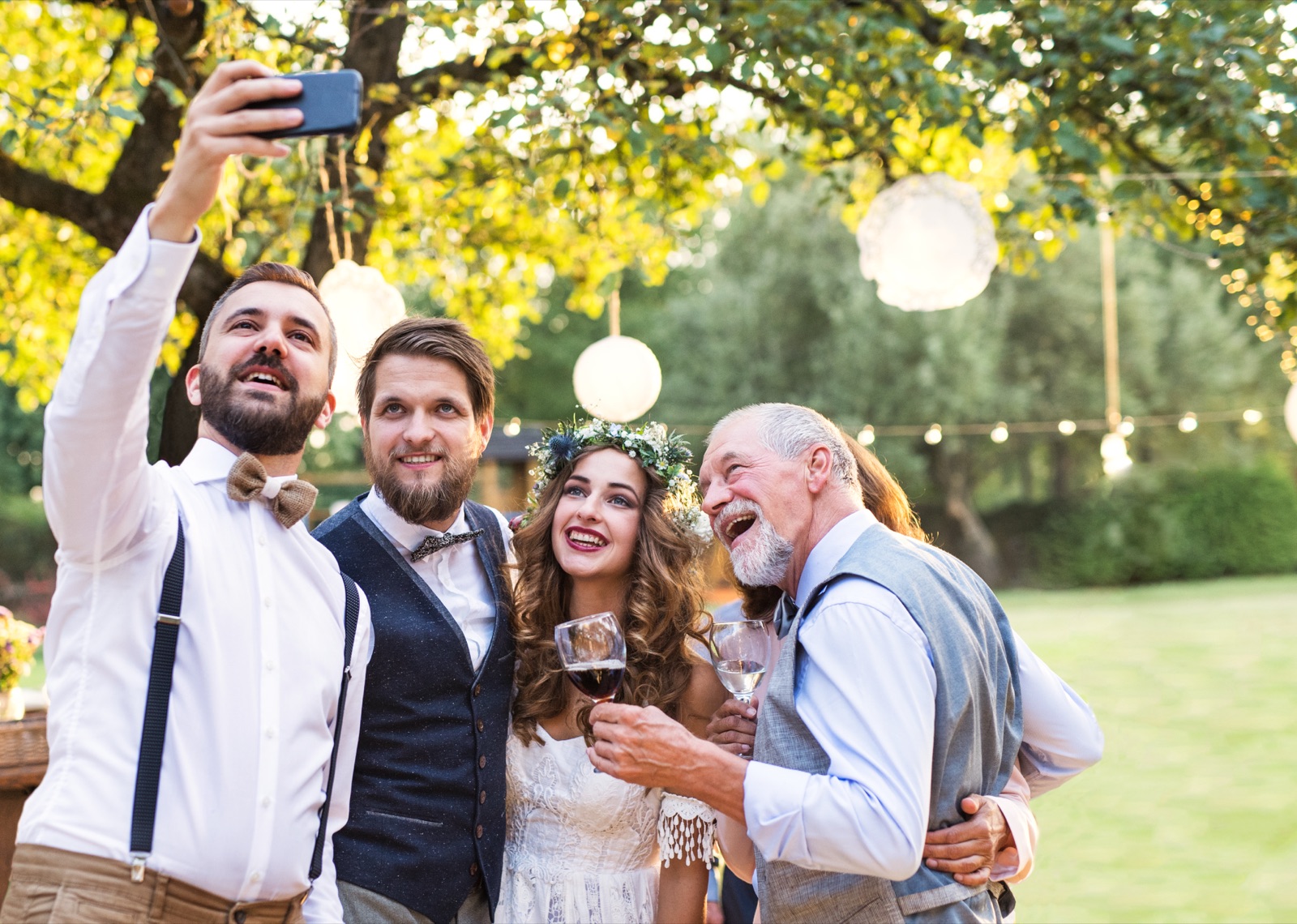 Invitados tomando selfie en boda